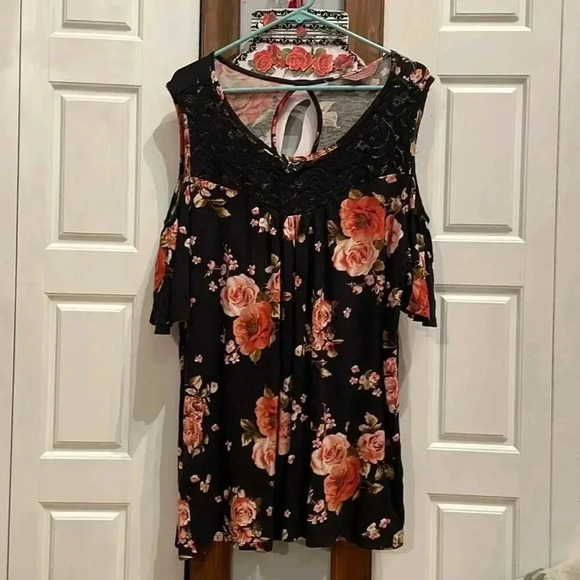 🛑SOLD🛑 Floral Cold shoulder-2X - Picture 1 of 4